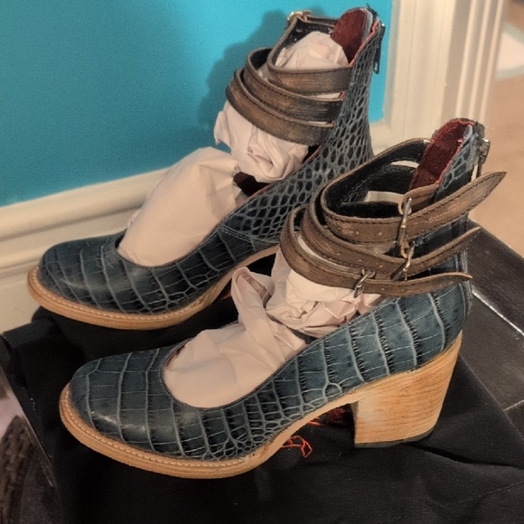 Freebird Randi Boots in Blue and Brown - Picture 2 of 3